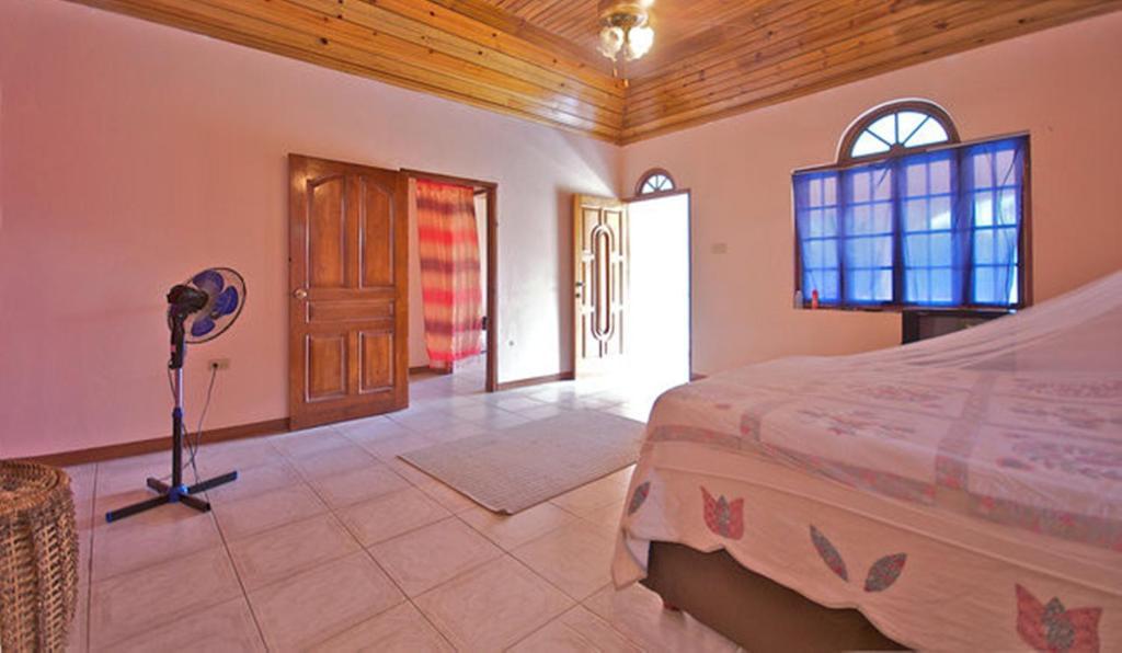 Dolphin Bay Yoga Guest House Drapers Room photo