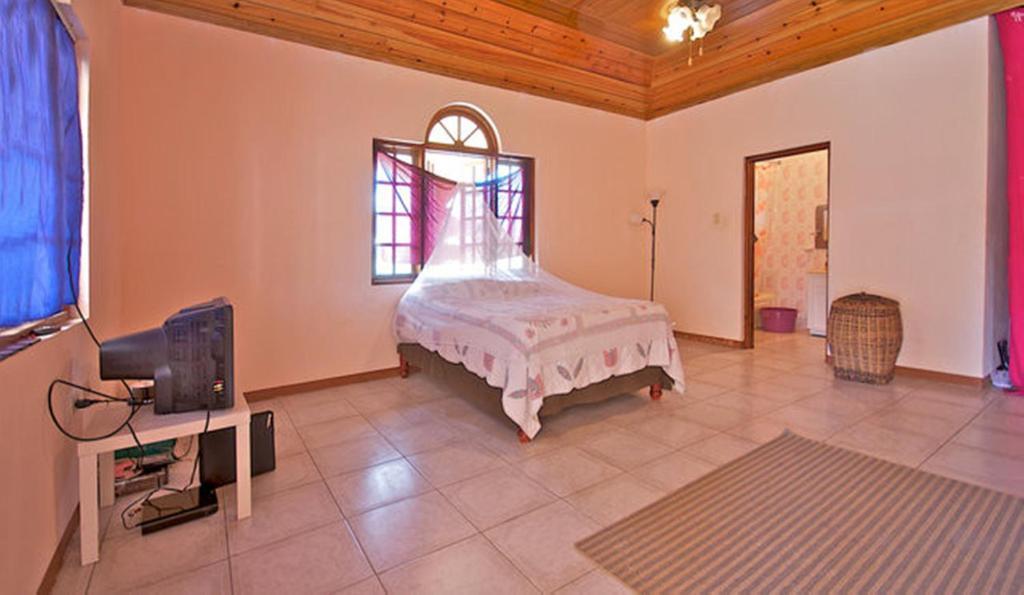 Dolphin Bay Yoga Guest House Drapers Room photo