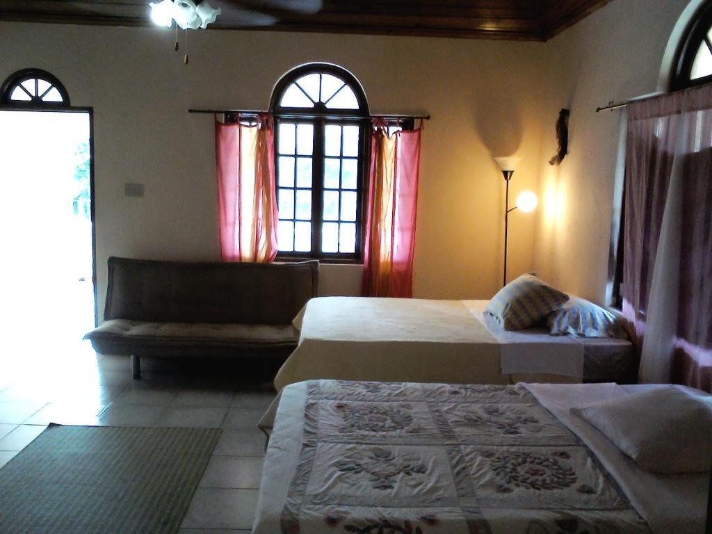 Dolphin Bay Yoga Guest House Drapers Room photo